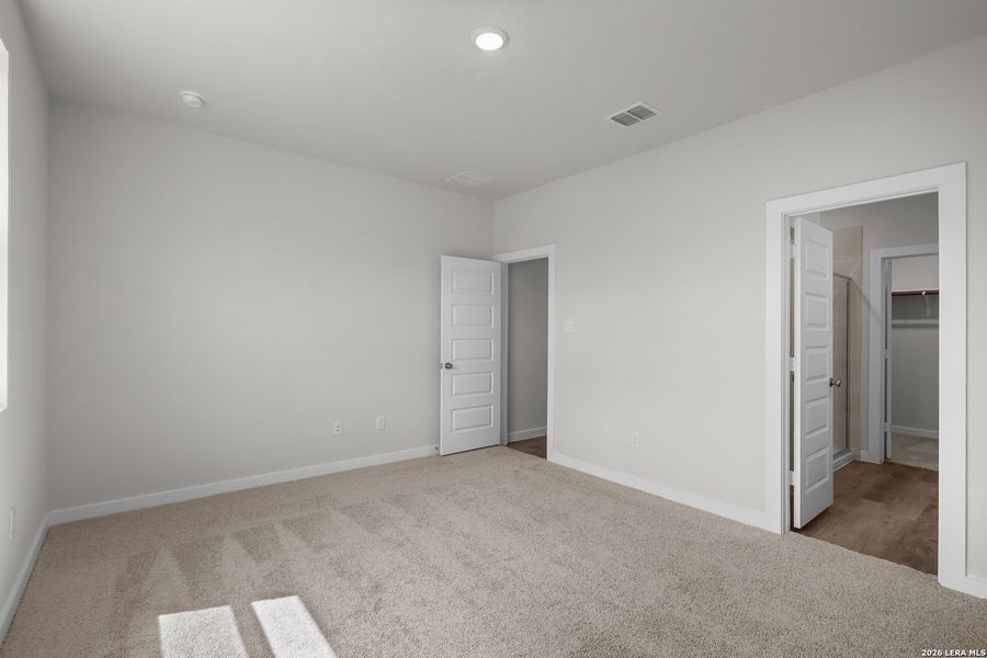 Spacious, unfurnished interior of a new home in Hacienda, San Antonio (Image 25).