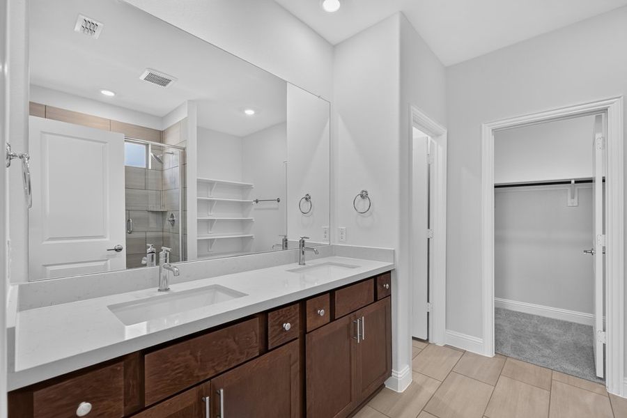 Furnished interior view inside a new home in Madero 50s, Fort Worth (Image 9).