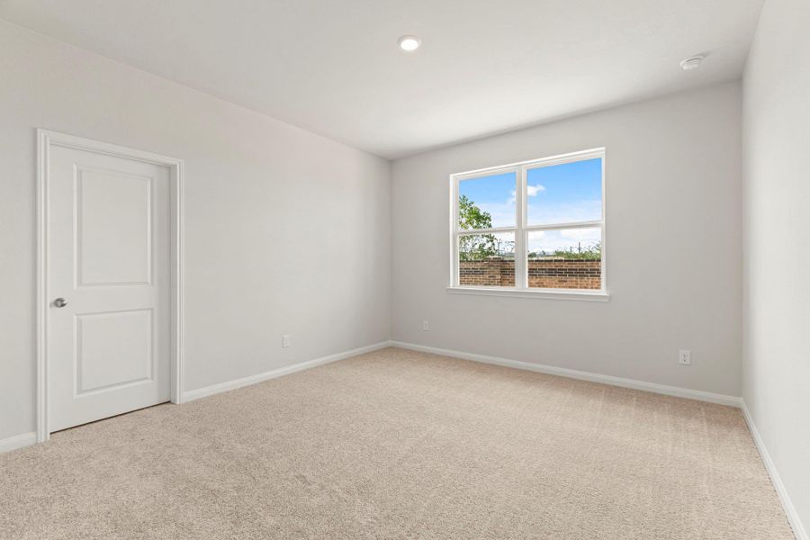 Spacious, unfurnished interior of a new home in Canterra Creek, Iowa Colony (Image 7).