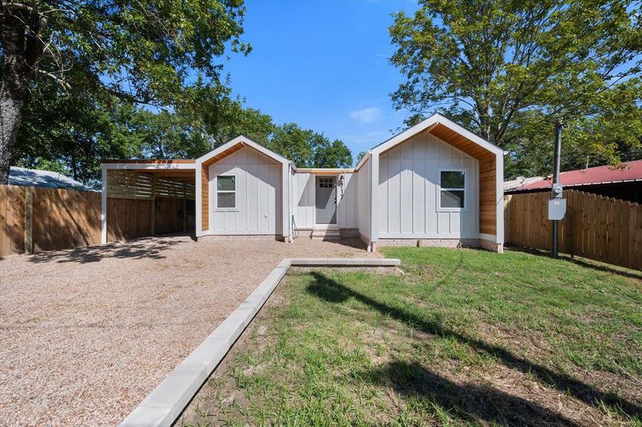 Exterior details and patio area of a home in , Mexia (Image 23).