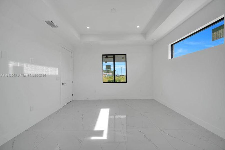 Spacious, unfurnished interior of a new home in , Lehigh Acres (Image 19).