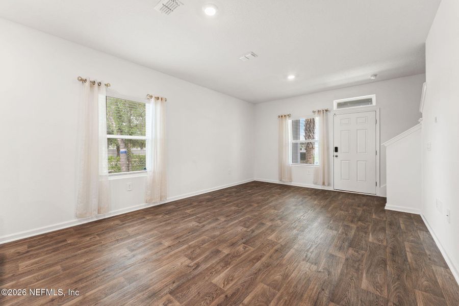 Spacious, unfurnished interior of a new home in , Middleburg (Image 21).