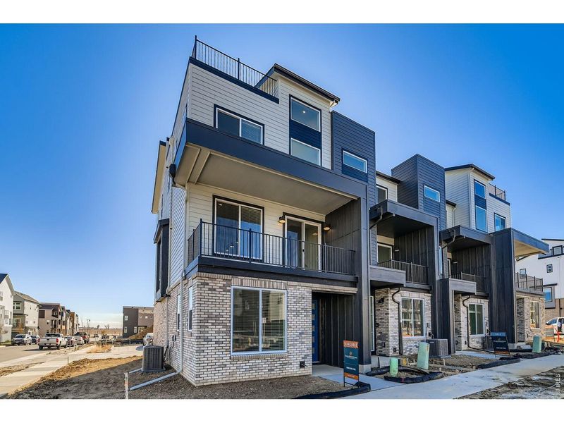 Condo located in Broomfield, CO showcasing its design and architecture (Image 4).