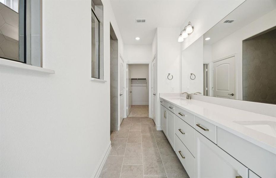 Owner's bath with dual sinks