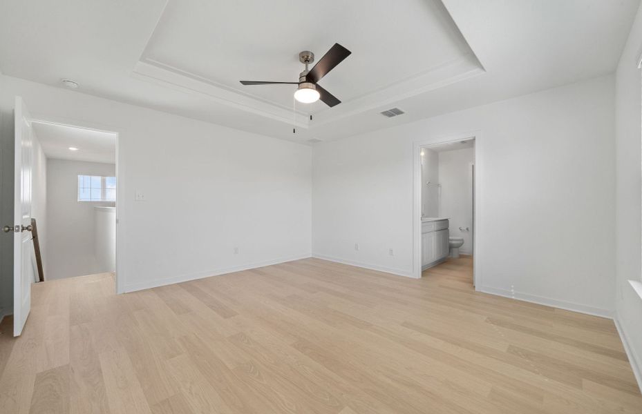 Spacious, unfurnished interior of a new home in Sunfield, Buda (Image 32).