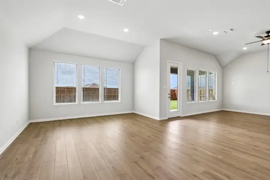 Spacious, unfurnished interior of a new home in Tinsley Meadows, Van Alstyne (Image 17).