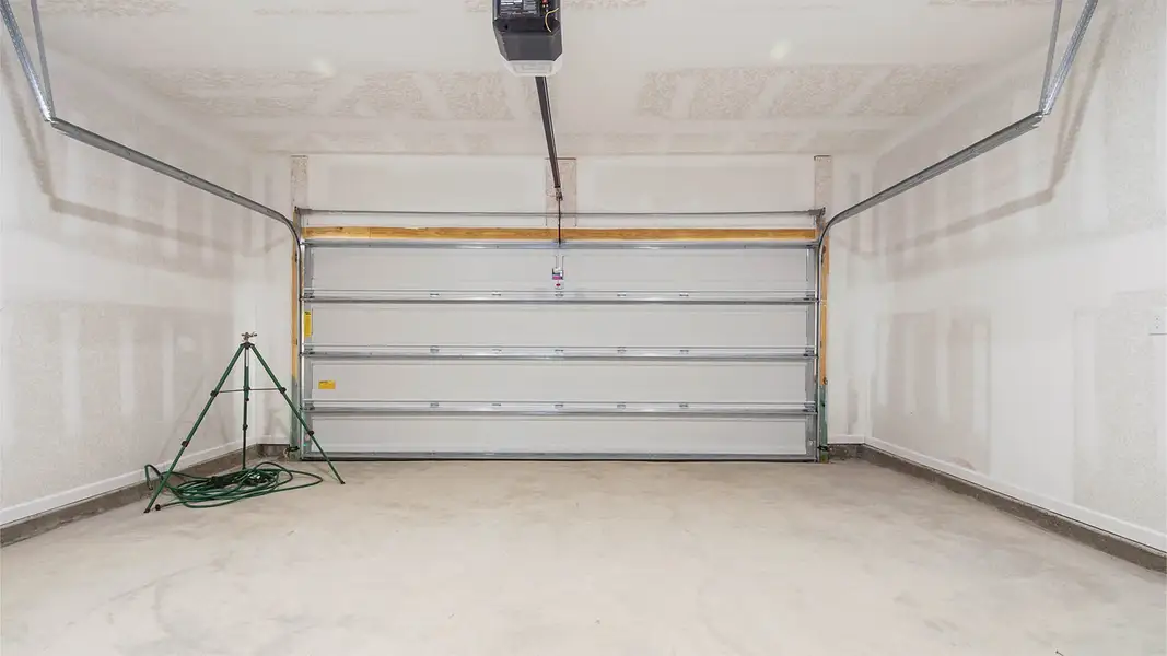 Spacious, unfurnished interior of a new home in Owl's Head East, Freeport (Image 26).