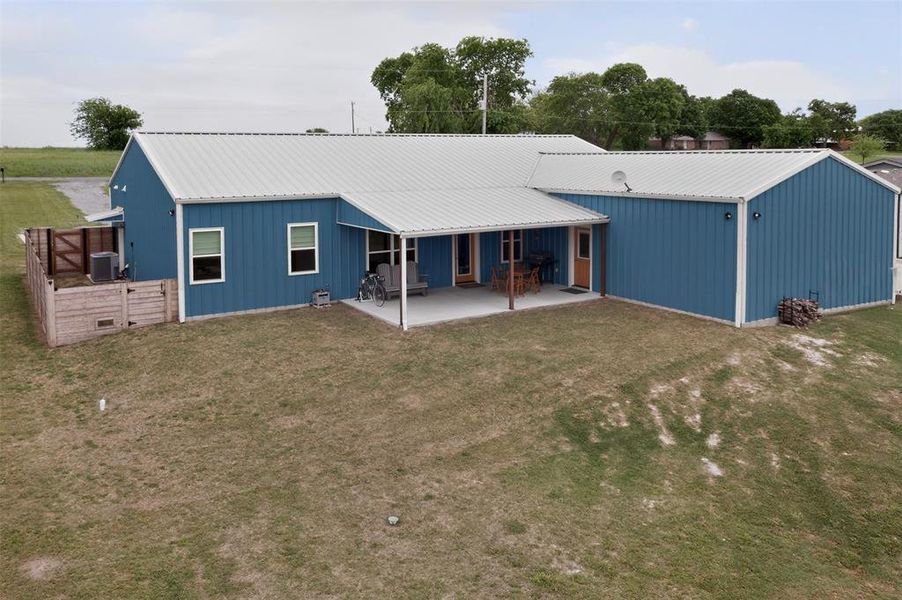 Exterior details and patio area of a home in , Whitewright (Image 24).