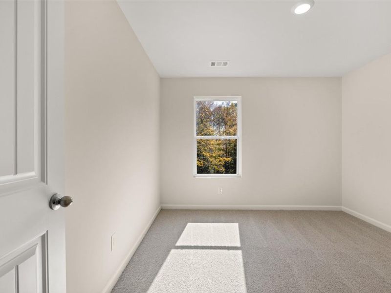 Spacious, unfurnished interior of a new home in Oaks at Cedar Grove, Fairburn (Image 11).