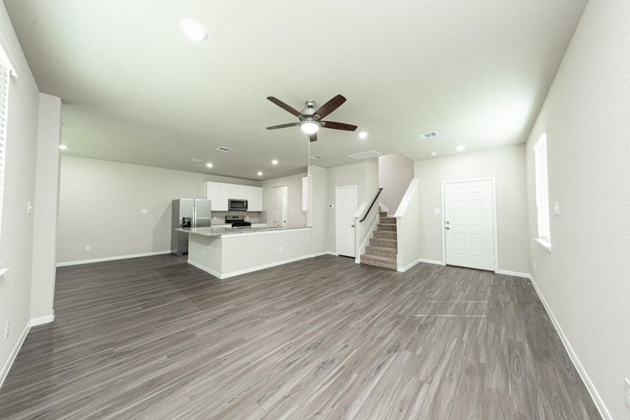 Spacious, unfurnished interior of a new home in Mackenzie Creek, Conroe (Image 15).