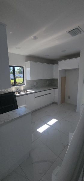 Spacious, unfurnished interior of a new home in , Miami (Image 6).