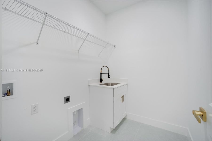 Spacious, unfurnished interior of a new home in , Port Charlotte (Image 29).