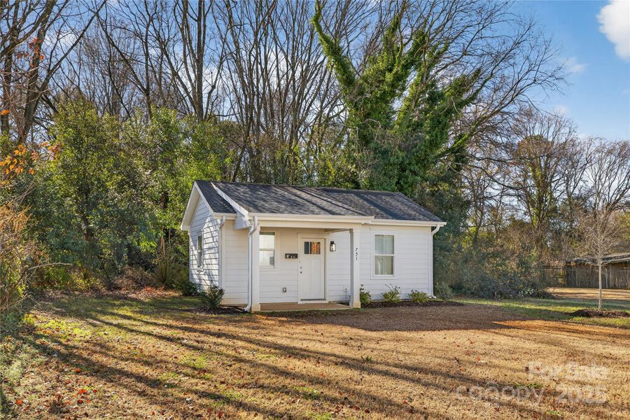 Exterior details and patio area of a home in , Charlotte (Image 4).
