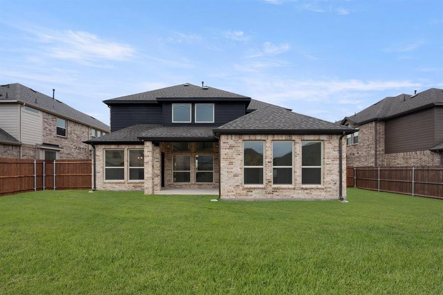 Exterior details and patio area of a home in Hawkins Meadows, Midlothian (Image 3).