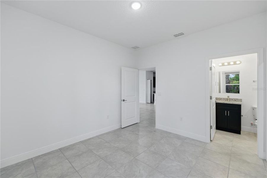 Spacious, unfurnished interior of a new home in , Ocala (Image 14).
