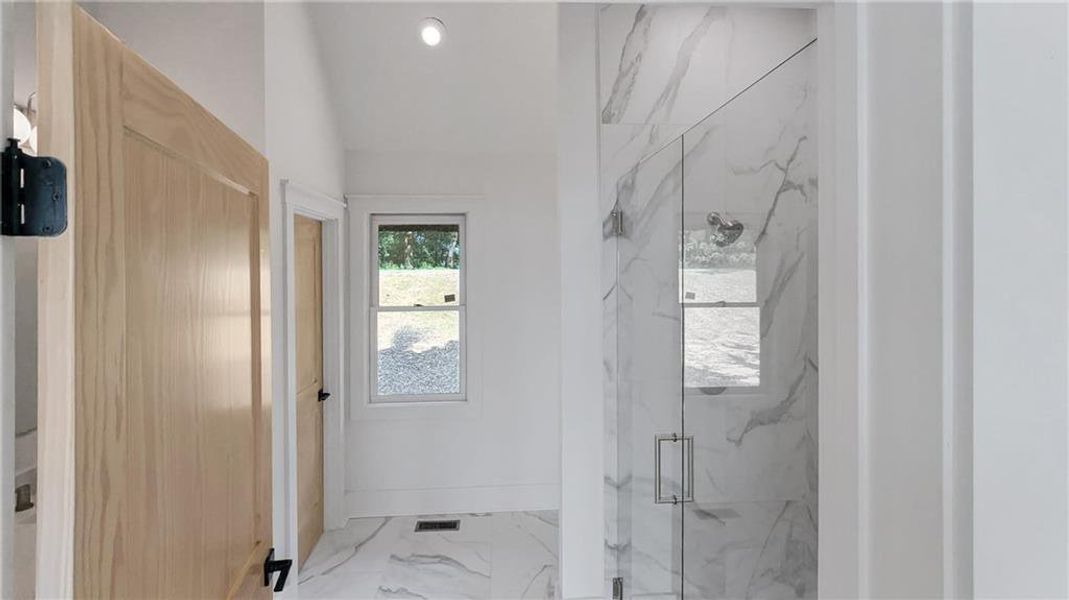 Spacious, unfurnished interior of a new home in , Jasper (Image 16).