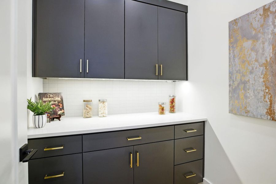 Bar area with backsplash