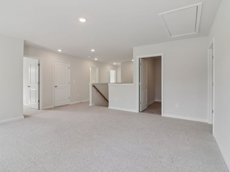 Spacious, unfurnished interior of a new home in Ivey Township, Dallas (Image 14).