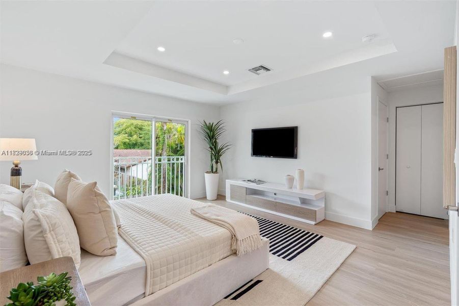 Furnished interior view inside a new home in , Coral Springs (Image 10).