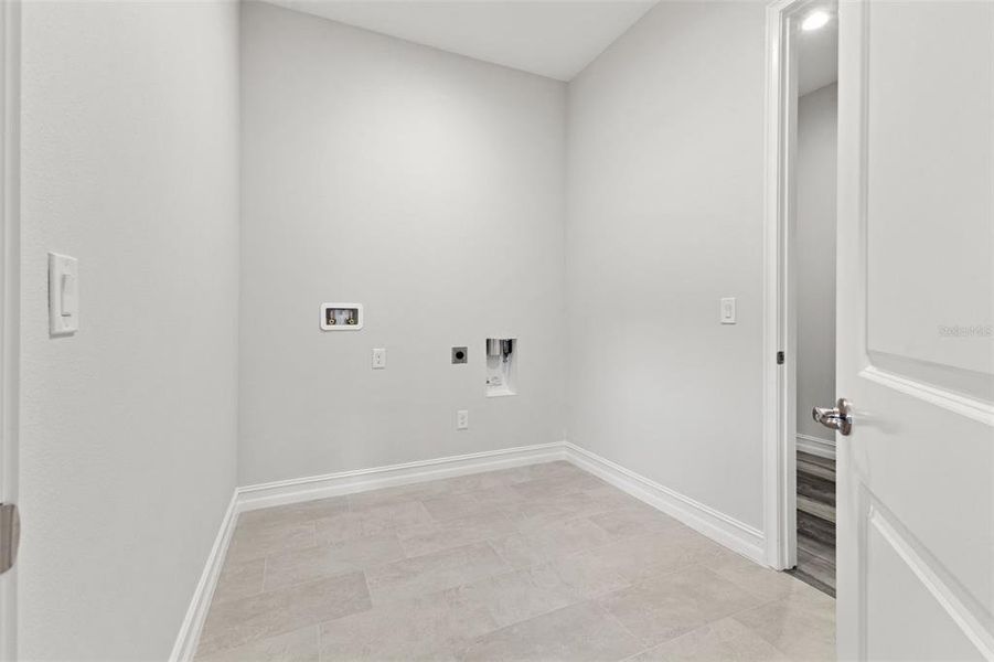 Spacious, unfurnished interior of a new home in Southern Hills Plantation, Brooksville (Image 43).