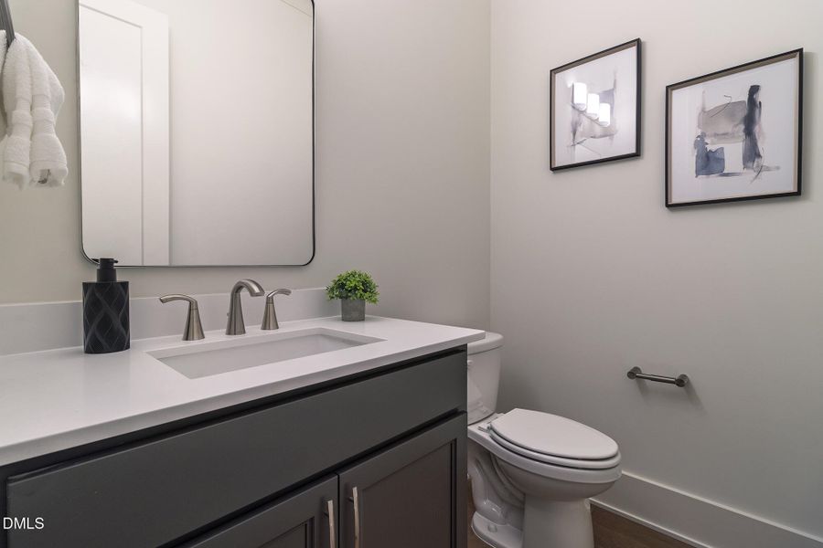 300_MEADOW_WALK_DR_INTERIOR_27