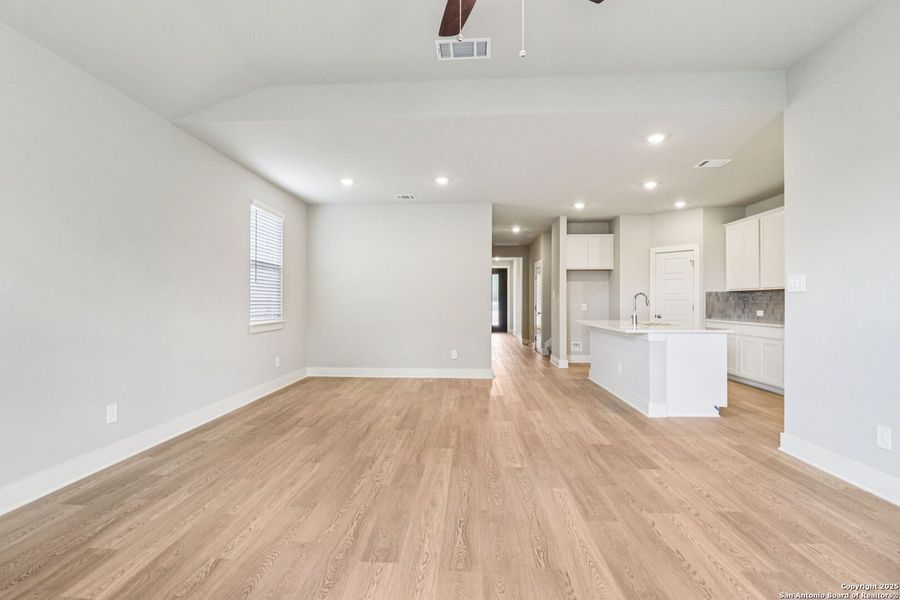 Spacious, unfurnished interior of a new home in Thomas Pond, San Antonio (Image 35). Spacious, unfurnished interior of a new home in Thomas Pond, San Antonio (Image 35).