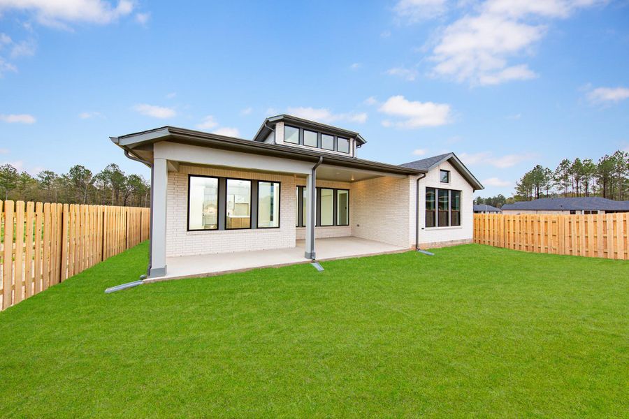 Come explore this generous backyard—perfect for kids to play freely and adults to unwind in comfort!