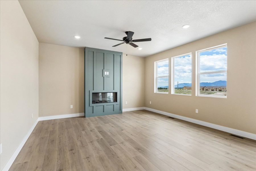 Spacious, unfurnished interior of a new home in Aspen Meadows, Colorado Springs (Image 18).