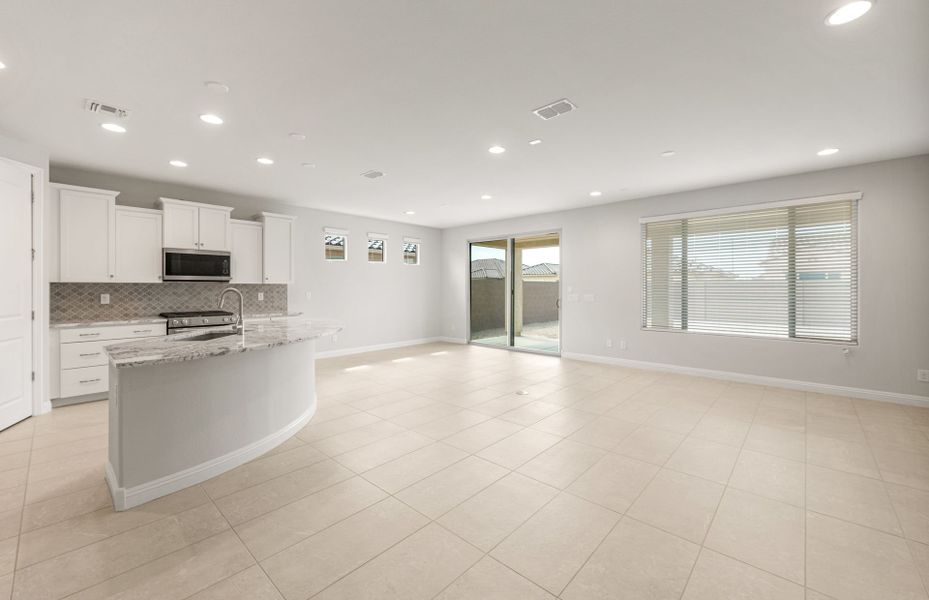 Spacious, unfurnished interior of a new home in Sun City Anthem at Merrill Ranch, Florence (Image 15).