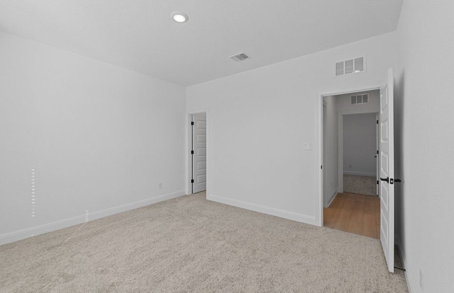 Spacious, unfurnished interior of a new home in Lagos, Manor (Image 39).