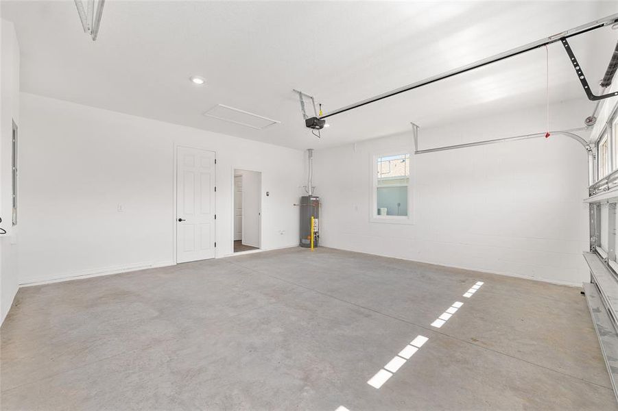 Spacious, unfurnished interior of a new home in , Ocala (Image 44).
