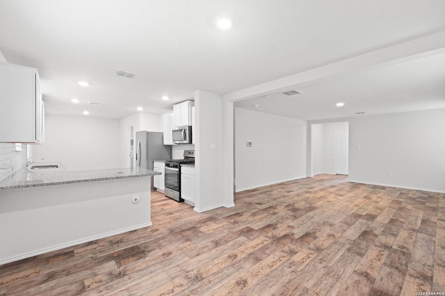 Spacious, unfurnished interior of a new home in Copper Canyon, Bulverde (Image 21).