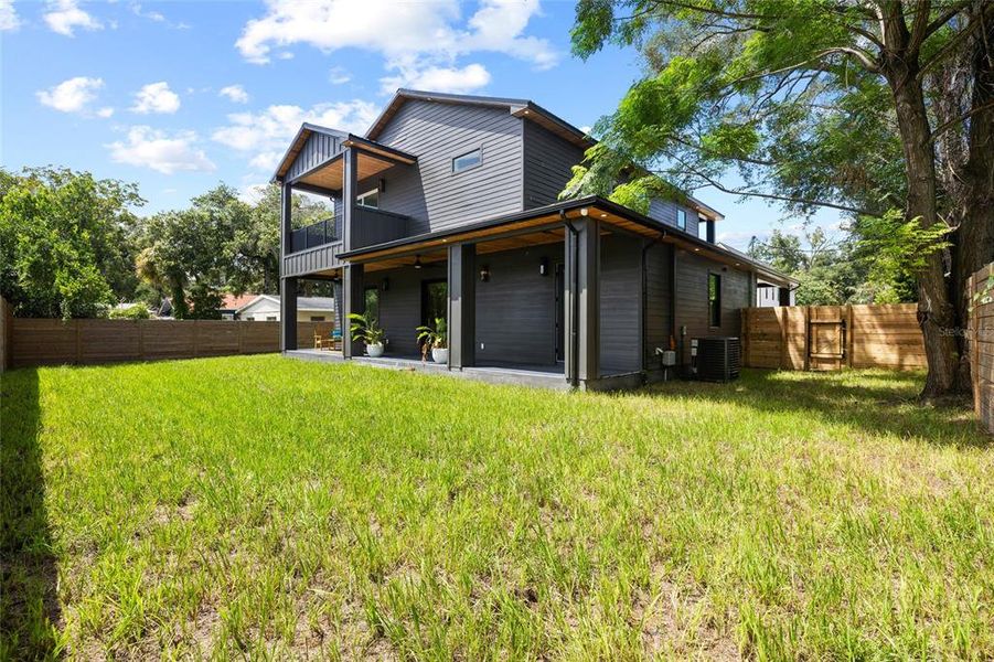 Exterior details and patio area of a home in , Tampa (Image 4).