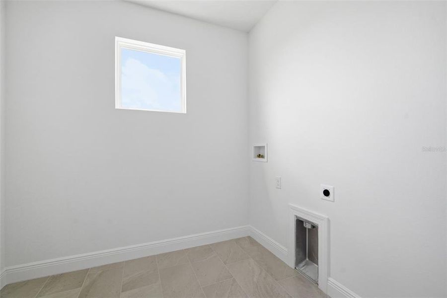 Spacious, unfurnished interior of a new home in Fieldstone, Plant City (Image 59).