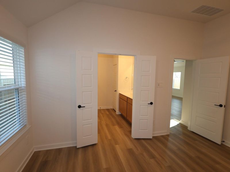 Spacious, unfurnished interior of a new home in Lone Star Landing, Montgomery (Image 26).