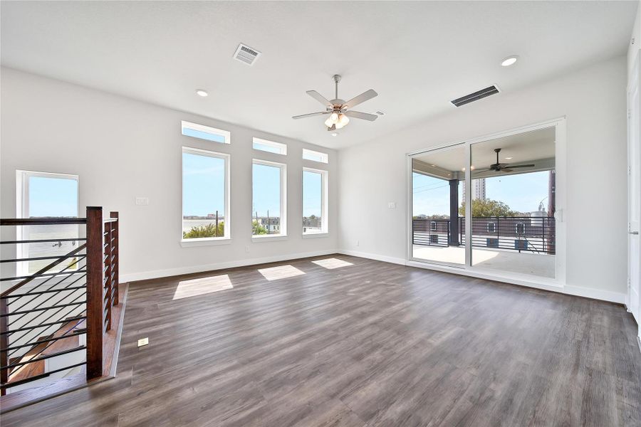 Spacious, unfurnished interior of a new home in Lago Pointe, Seabrook (Image 19). Spacious, unfurnished interior of a new home in Lago Pointe, Seabrook (Image 19).
