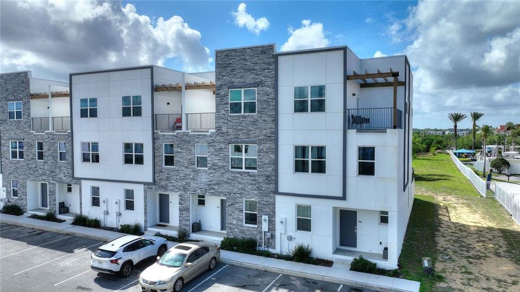 Condo located in Davenport, FL showcasing its design and architecture (Image 3).