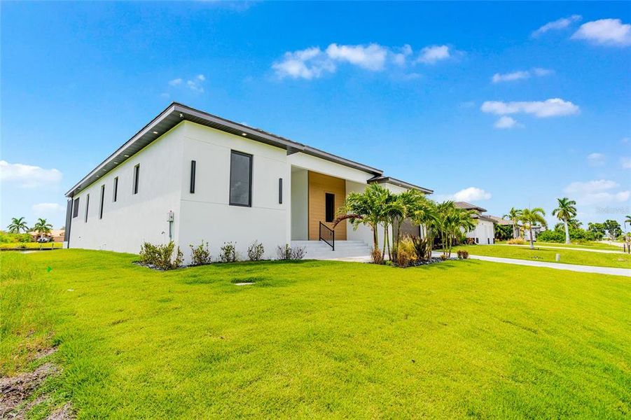 Exterior details and patio area of a home in , Port Charlotte (Image 54).