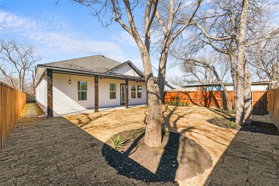 Exterior details and patio area of a home in , Dallas (Image 3).