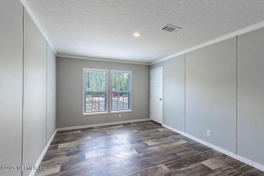 Spacious, unfurnished interior of a new home in , Florahome (Image 24).