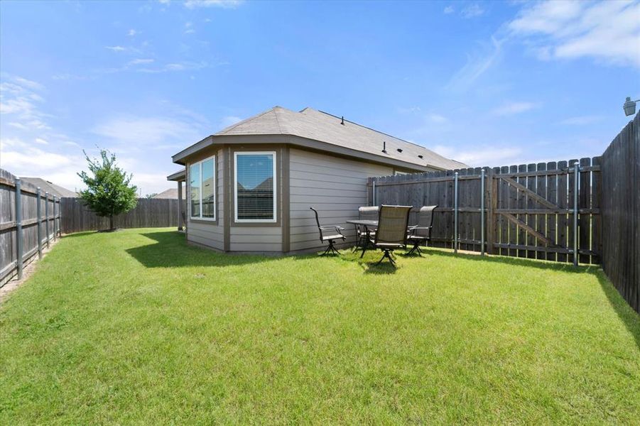 Exterior details and patio area of a home in Deer Creek, Fort Worth (Image 24).
