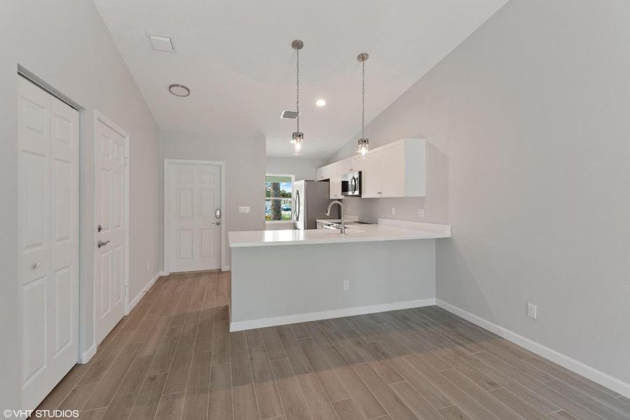 08_5139SEJackAve_92_KitchenDiningRoom_Hi