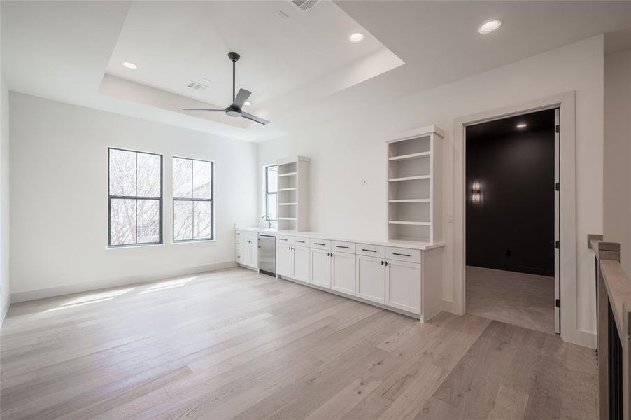 The upper levels spacious game room is sure to become a favorite gatheringspot with its convenient Cat5 media connections and a long wet bar with a sink and generouscabinet space.