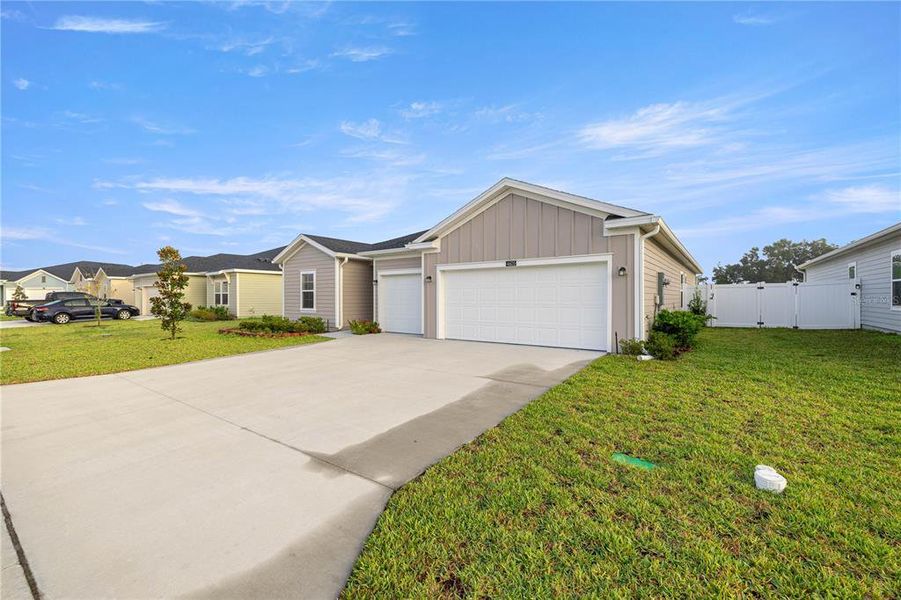 Front exterior of a new home in , Ocala, FL, highlighting curb appeal (Image 13).