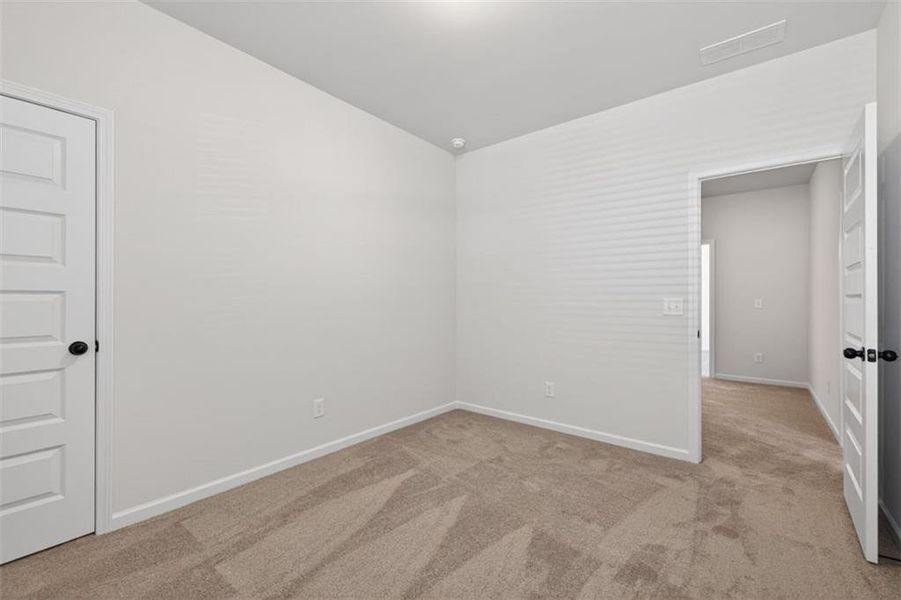 Spacious, unfurnished interior of a new home in Oakmont, Dallas (Image 27).