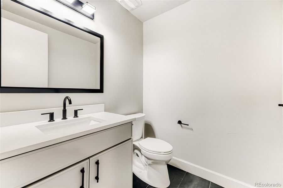 Secondary en suite bath