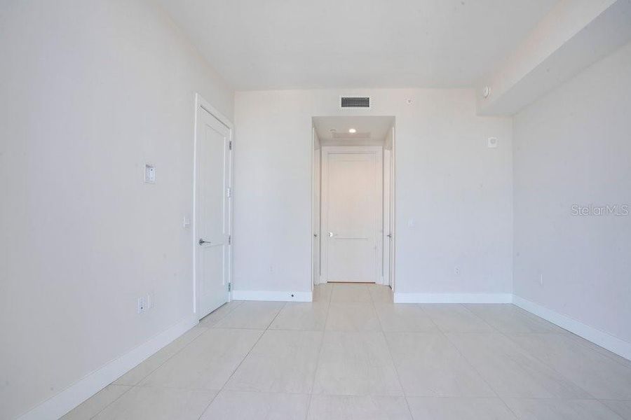 Spacious, unfurnished interior of a new home in , St. Petersburg (Image 27).