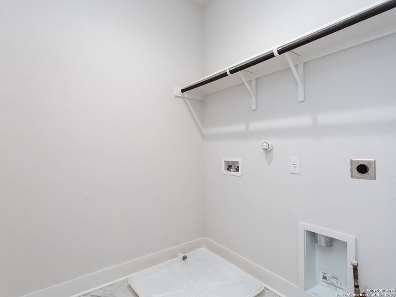 Spacious, unfurnished interior of a new home in Victoria Commons, San Antonio (Image 20).