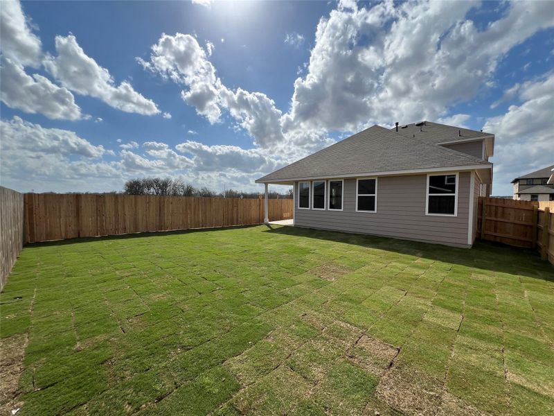 Exterior details and patio area of a home in Rolling Glen, Hutto (Image 20).