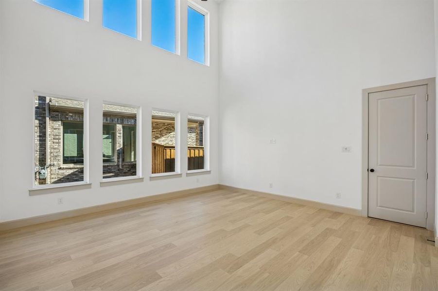 Entertaining the entire family is a piece of cake in this dream home!